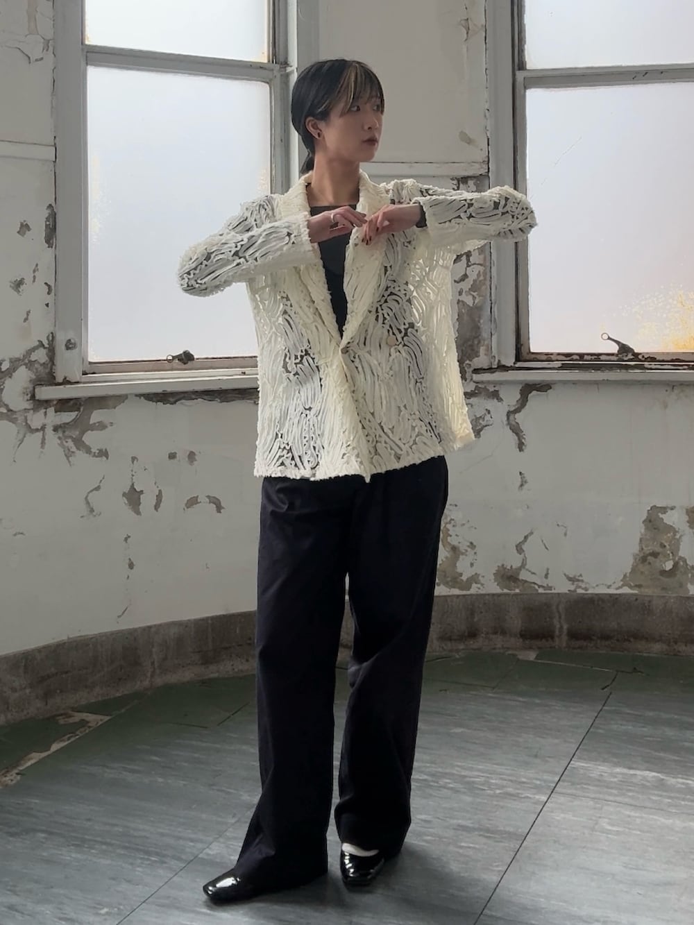 ホワイト系のテーラードジャケットを着用したレディースの春コーディネートの2枚目の写真