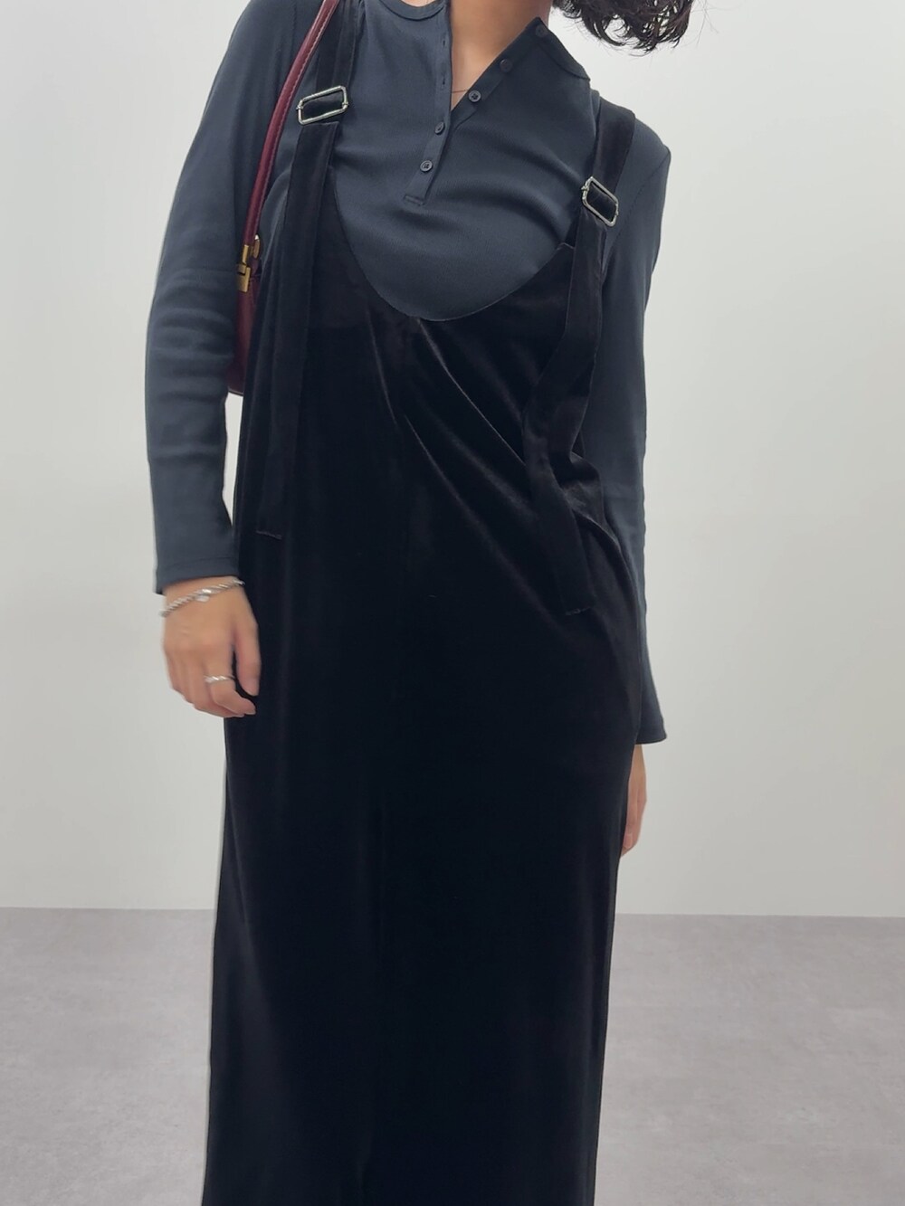 ブラック系のオールインワン・サロペットを着用したレディースの秋コーディネートの6枚目の写真