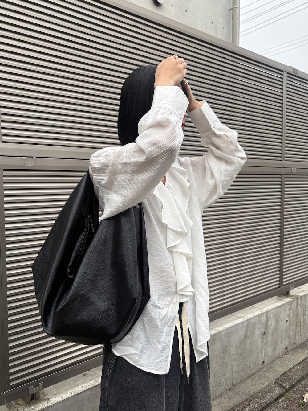 ホワイト系のシャツ/ブラウス、グレー系のデニムパンツを着用したレディースの春コーディネートの2枚目の写真