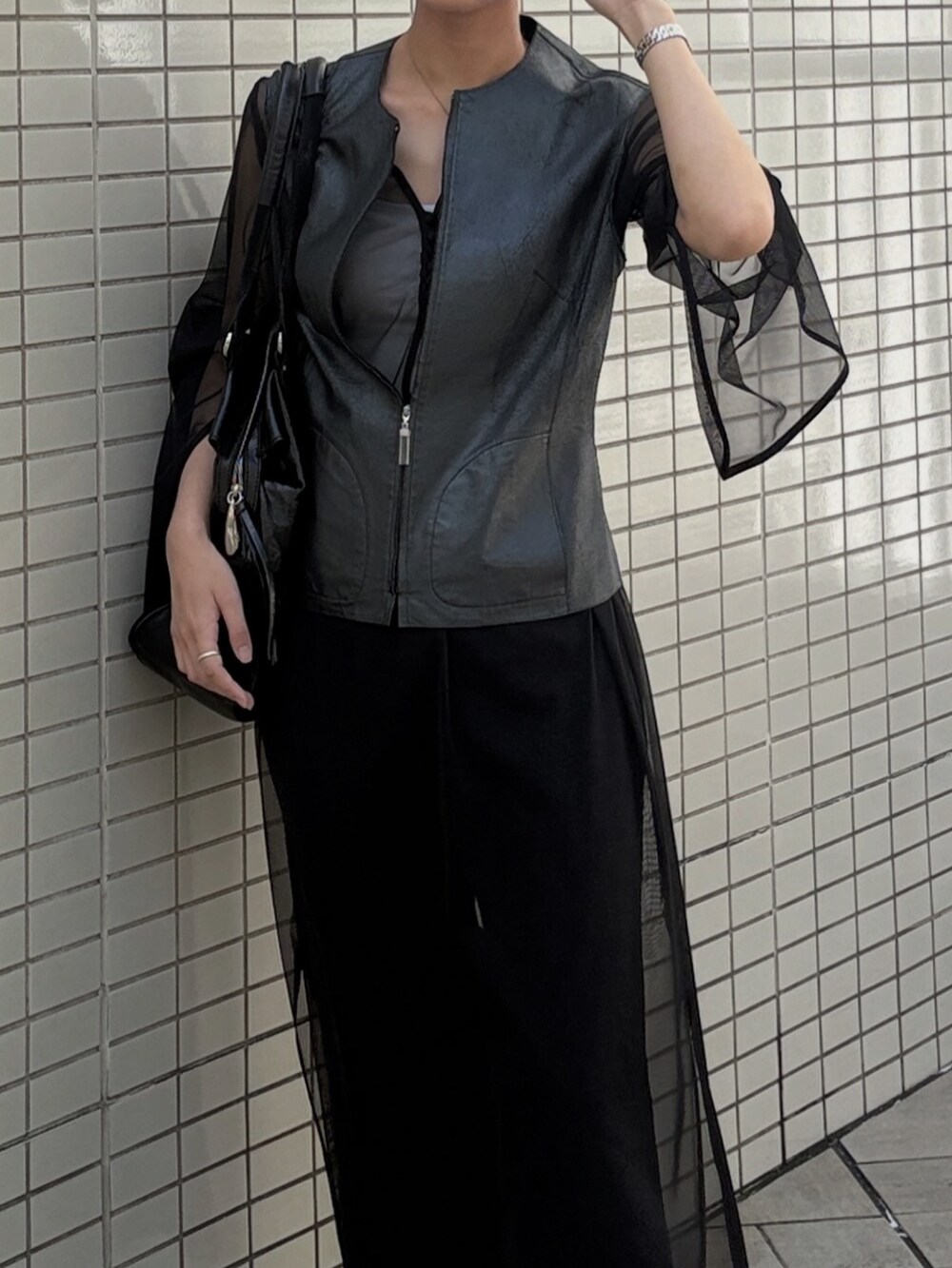 ブラック系のドレスを着用したレディースの秋コーディネートの2枚目の写真