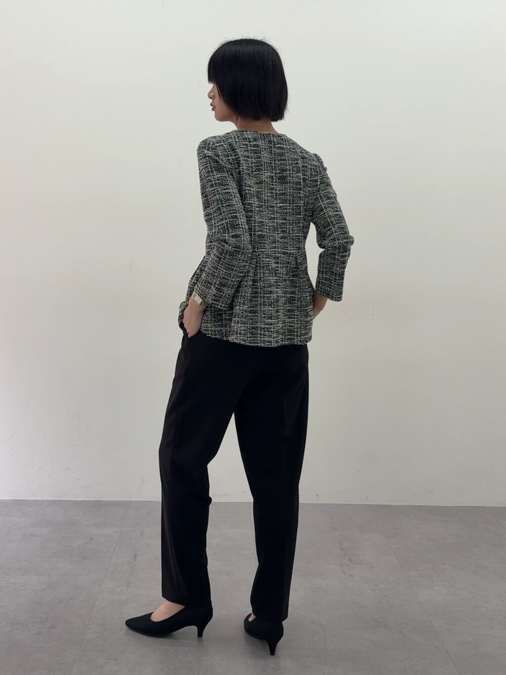 ホワイト系のスーツセットを着用したレディースの冬コーディネートの2枚目の写真