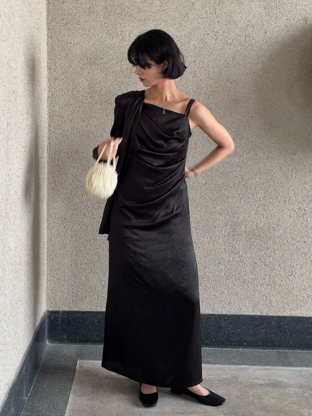 ブラック系のドレスを着用したレディースの春コーディネートの3枚目の写真