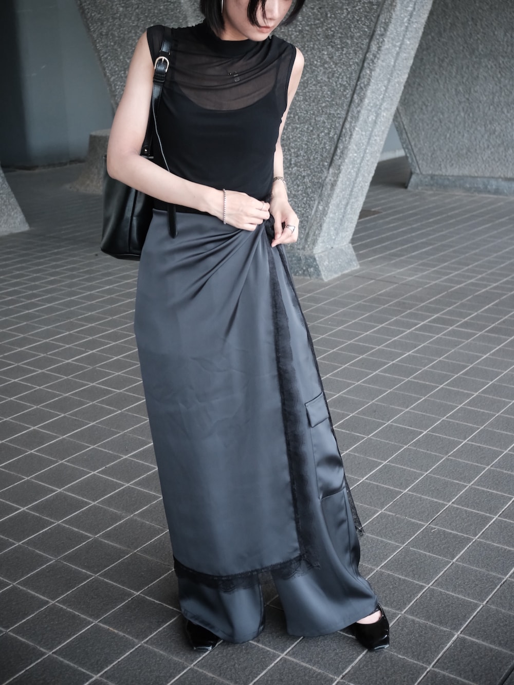 グレー系のその他パンツ、グレー系のその他パンツを着用したレディースの秋コーディネートの2枚目の写真