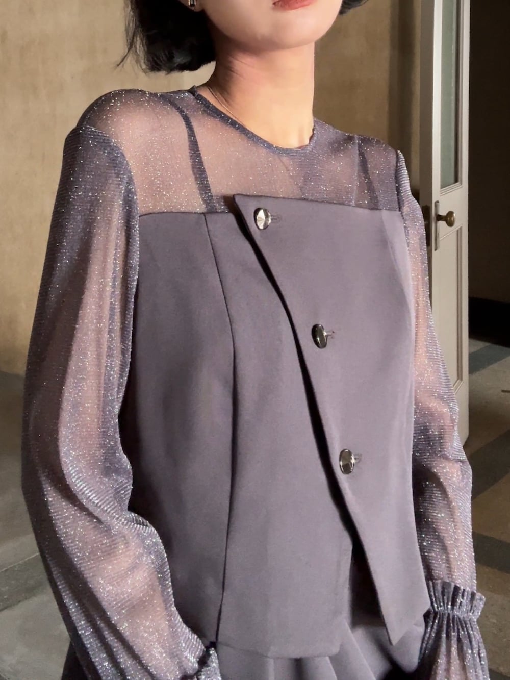 パープル系のドレスを着用したレディースの秋コーディネートの6枚目の写真