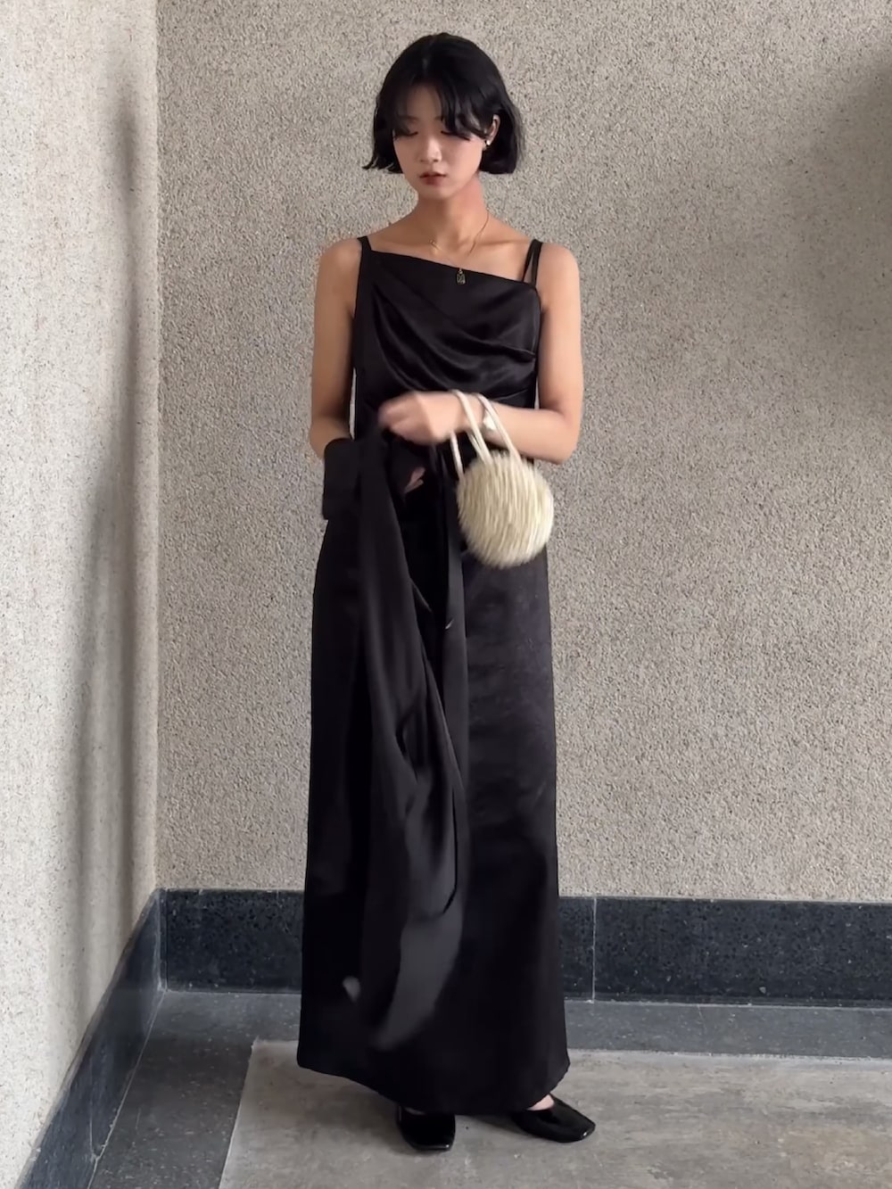 ブラック系のドレスを着用したレディースの秋コーディネートの4枚目の写真