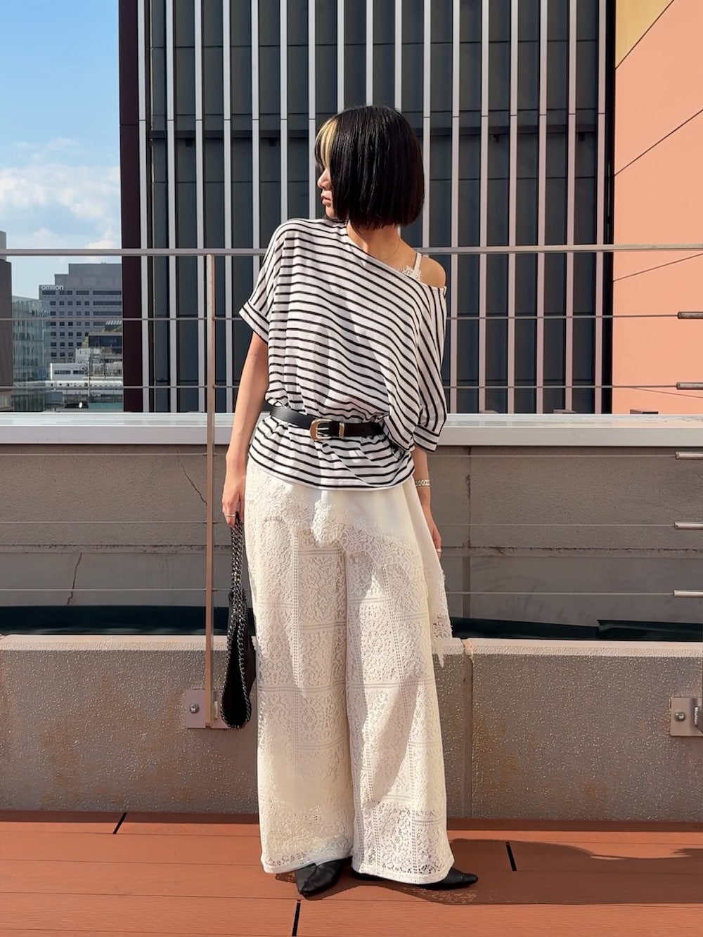 ホワイト系のTシャツ/カットソー、ベージュ系のキャミソール、ベージュ系のパンツを着用したレディースの春コーディネートの2枚目の写真