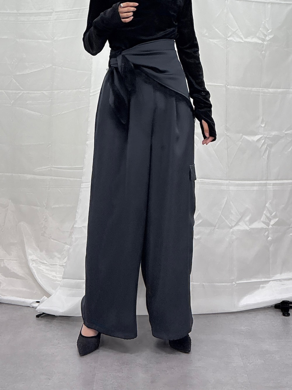 ブラック系のシャツ/ブラウス、ブラック系のシャツ/ブラウス、グレー系のその他パンツを着用したレディースの秋コーディネートの3枚目の写真
