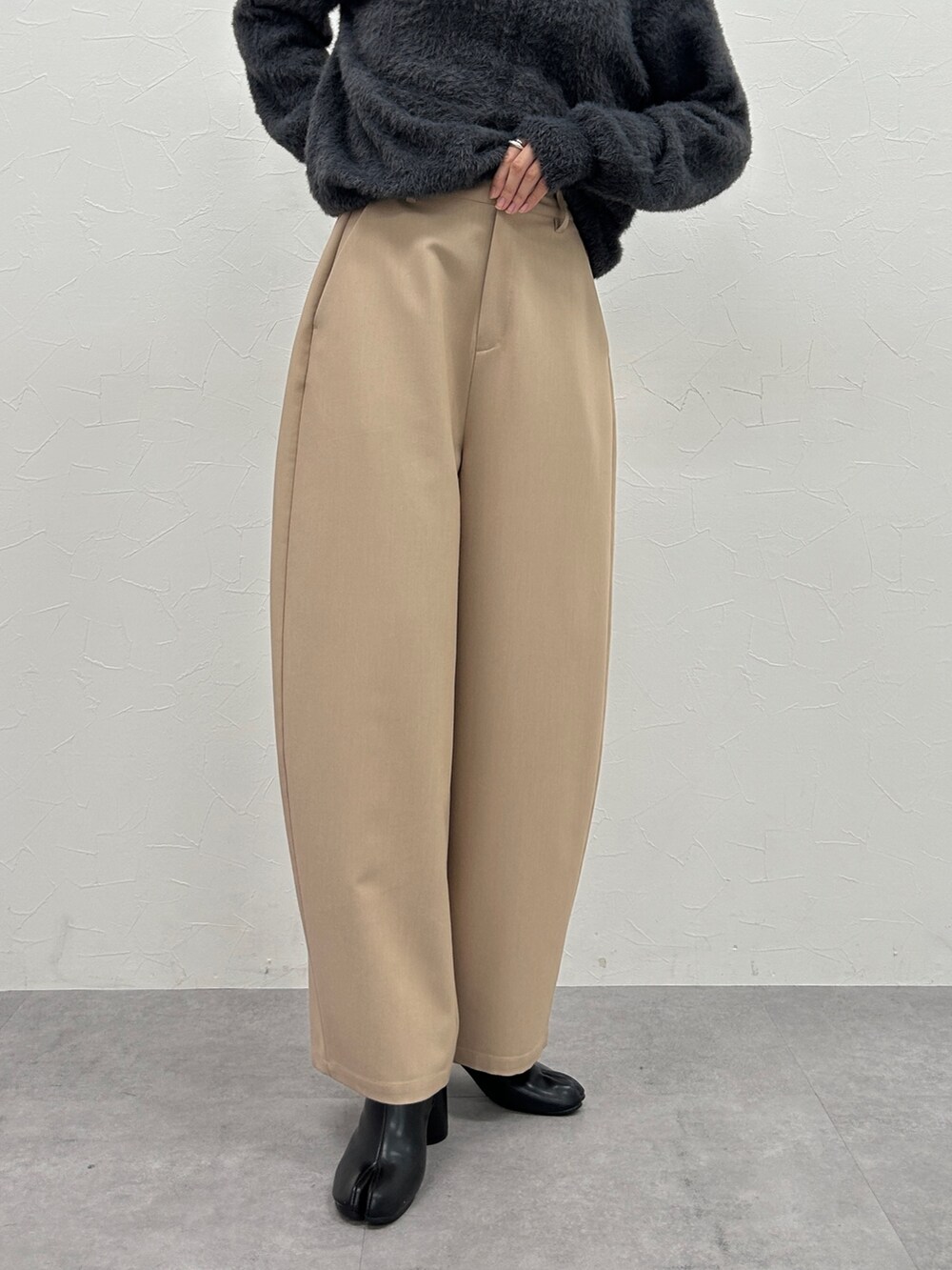 ベージュ系のその他パンツを着用したレディースの秋コーディネートの4枚目の写真