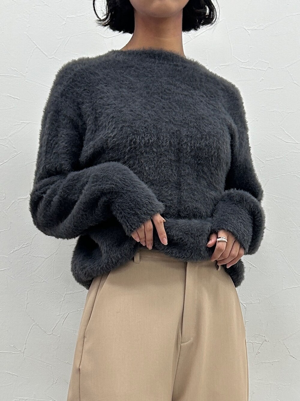 ベージュ系のその他パンツを着用したレディースの秋コーディネートの2枚目の写真