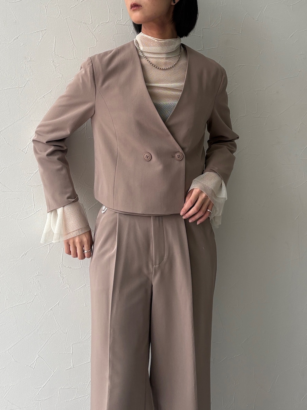 ホワイト系のシャツ/ブラウス、ブラウン系のスーツセットを着用したレディースの春コーディネートの2枚目の写真