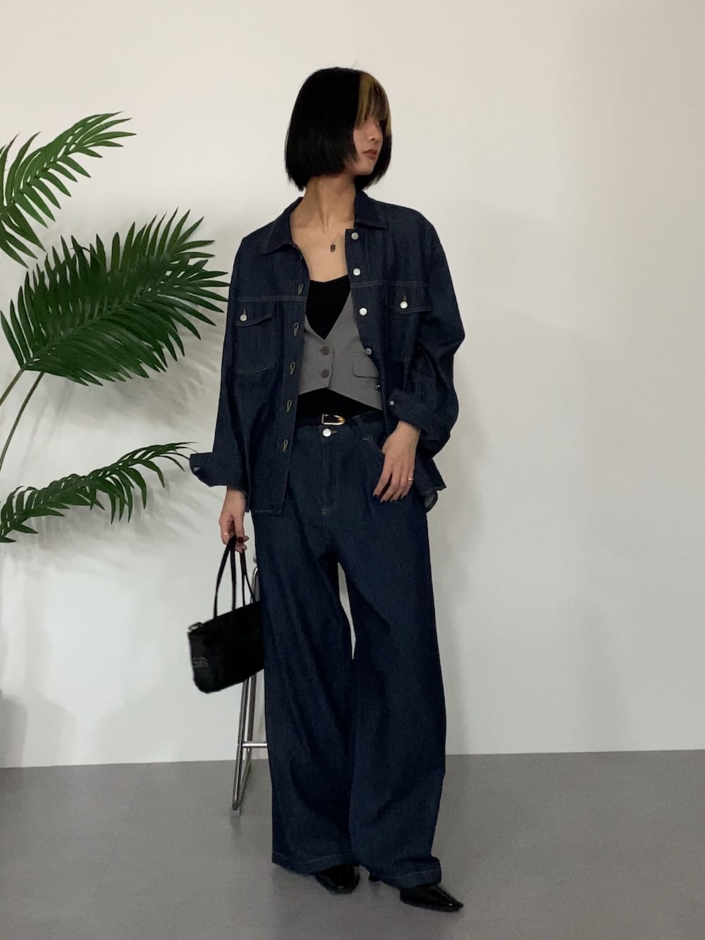 ブルー系のデニムパンツ、ブルー系のデニムジャケットを着用したレディースの春コーディネートの2枚目の写真