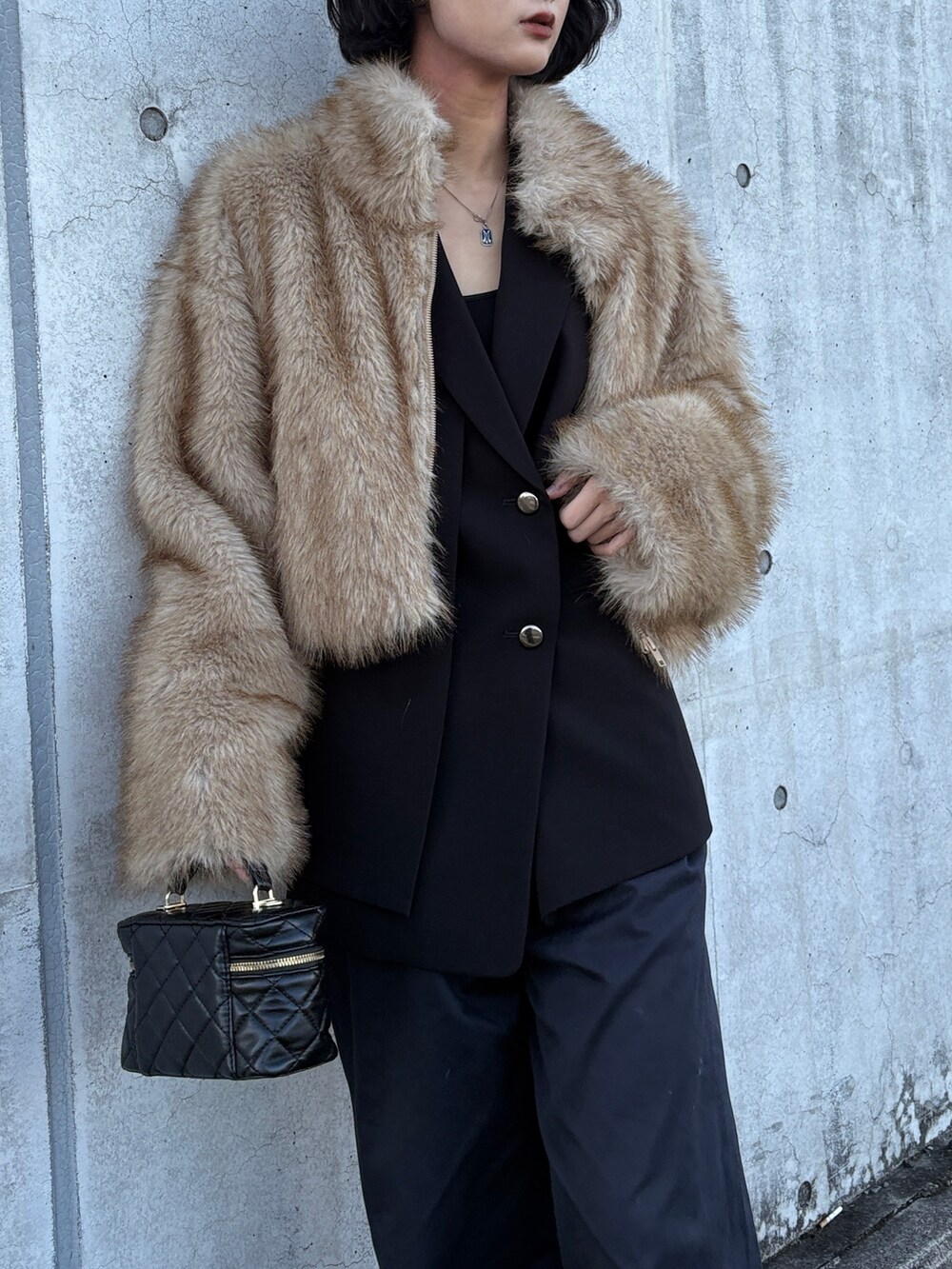 ブラック系のテーラードジャケット、ブラウン系のその他アウターを着用したレディースの冬コーディネートの3枚目の写真