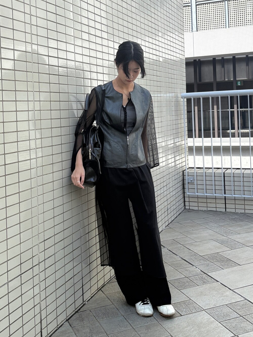 ブラック系のドレスを着用したレディースの秋コーディネートの3枚目の写真