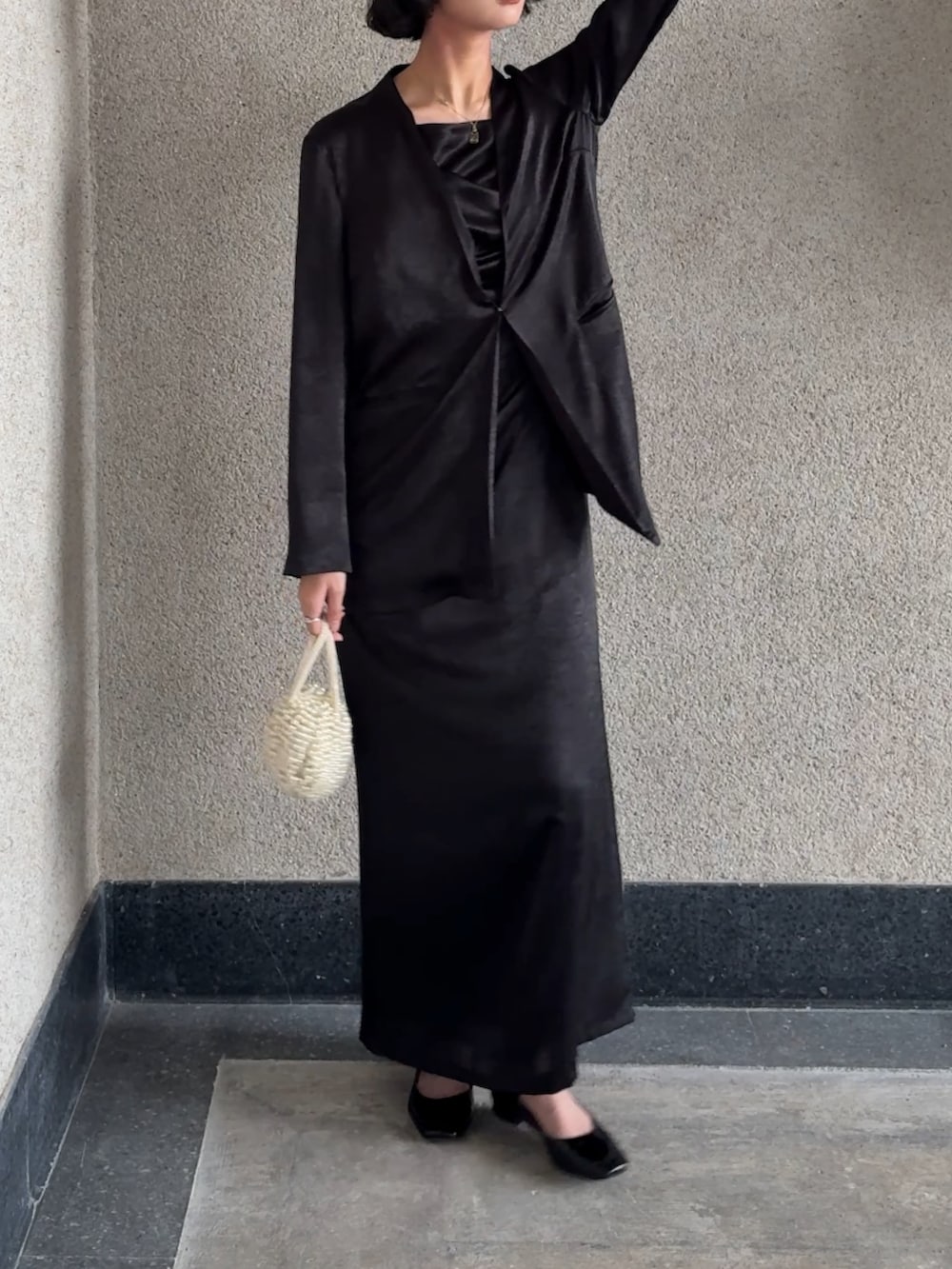 ブラック系のドレスを着用したレディースの春コーディネートの4枚目の写真