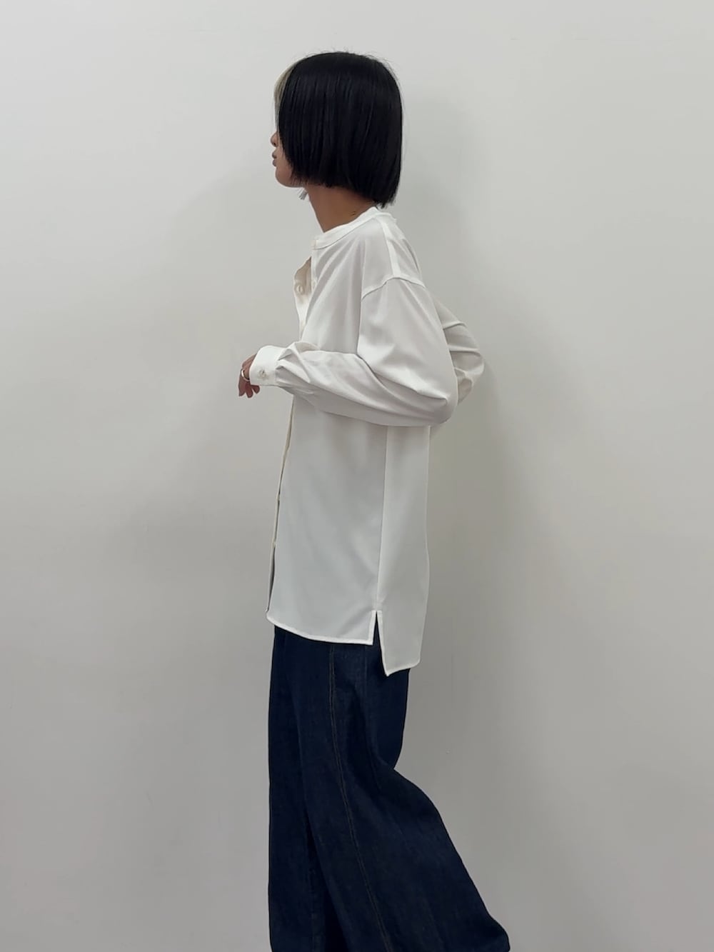 ホワイト系のシャツ/ブラウス、ブルー系のデニムパンツを着用したレディースの春コーディネートの3枚目の写真