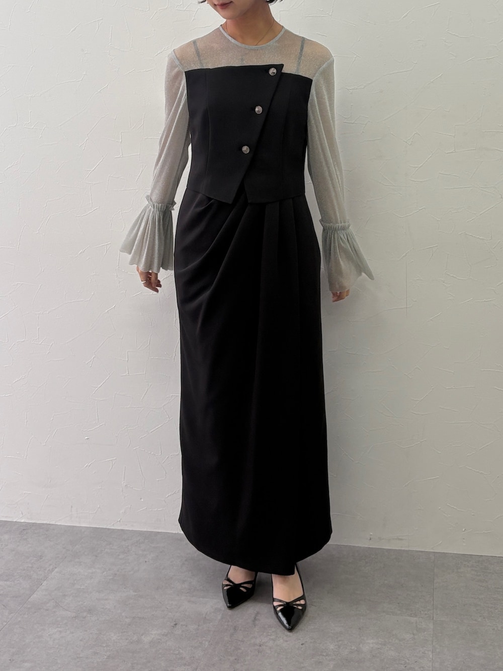 ブラック系のドレスを着用したレディースの秋コーディネートの3枚目の写真