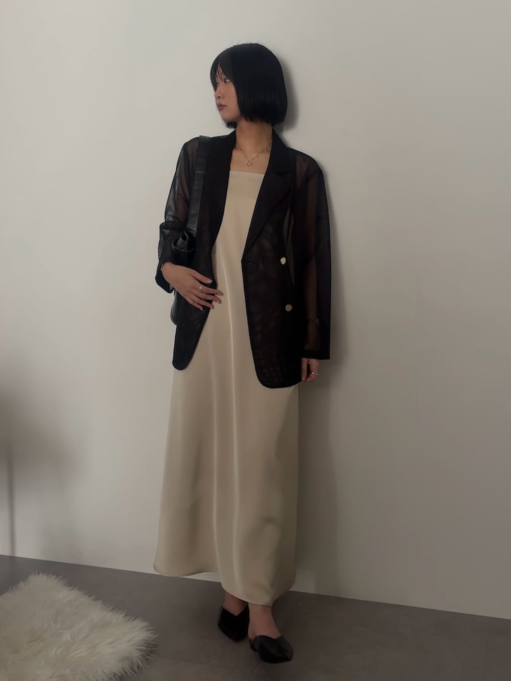 ブラック系のカバーオールを着用したレディースの春コーディネートの2枚目の写真