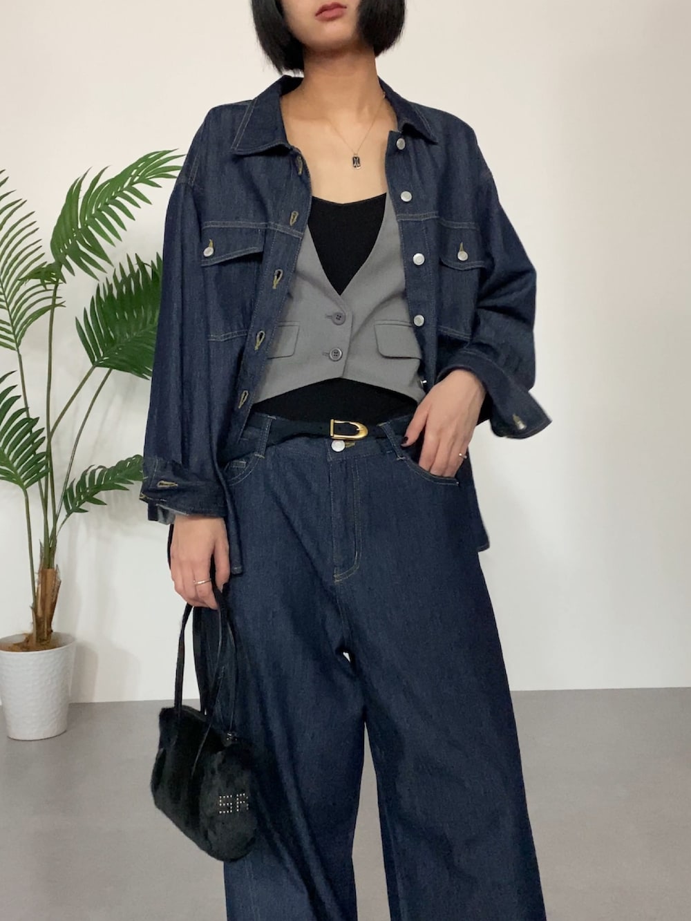 ブルー系のデニムパンツ、ブルー系のデニムジャケットを着用したレディースの春コーディネートの4枚目の写真