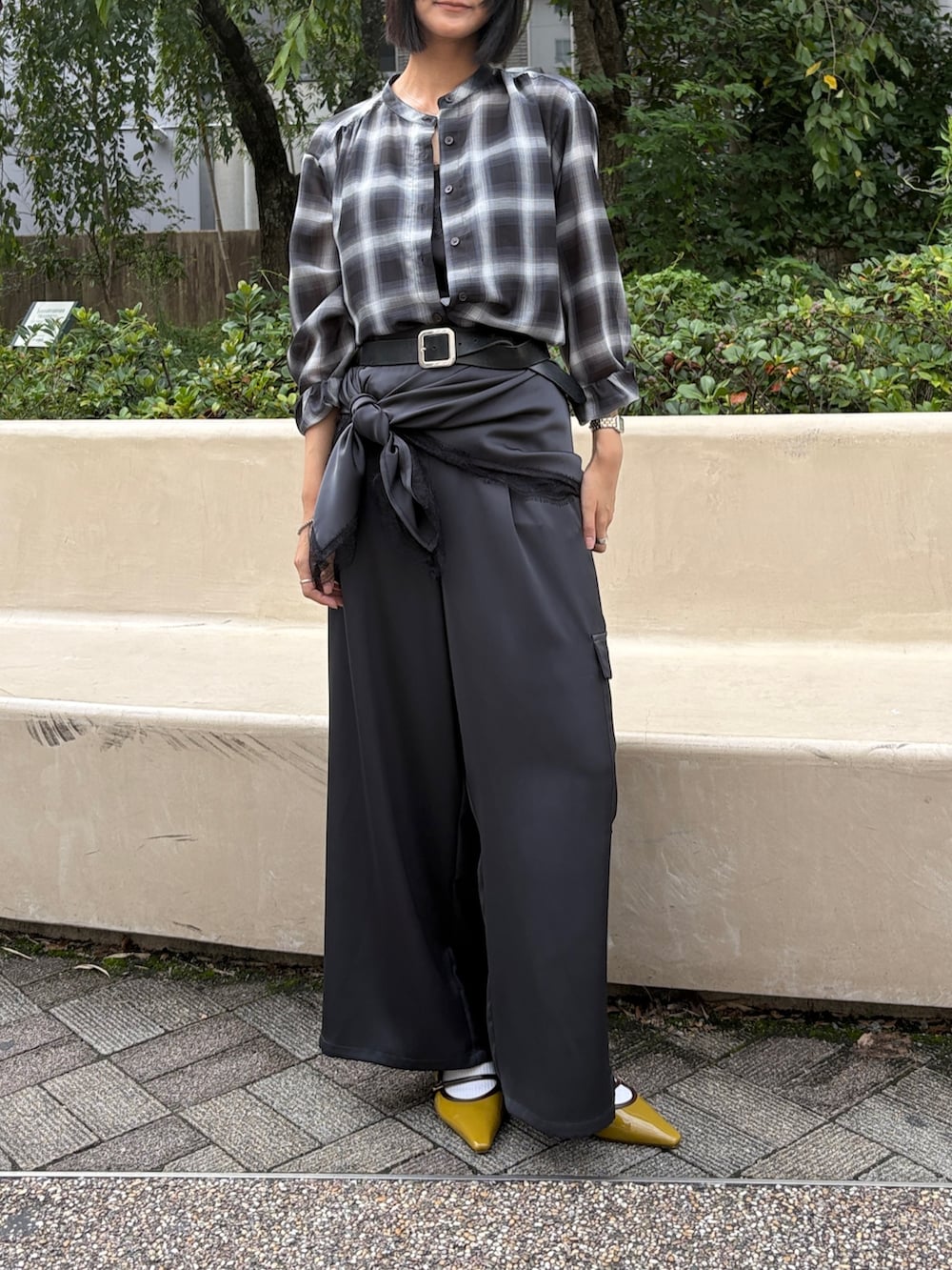 グレー系のその他パンツ、グレー系のその他パンツ、ブラック系のシャツ/ブラウスを着用したレディースの秋コーディネートの3枚目の写真