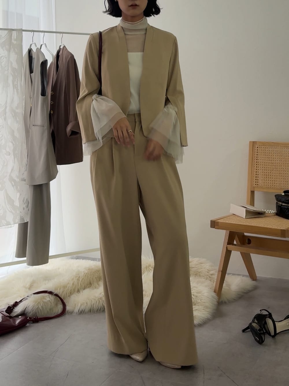 ホワイト系のシャツ/ブラウス、ベージュ系のスーツセットを着用したレディースの冬コーディネートの2枚目の写真