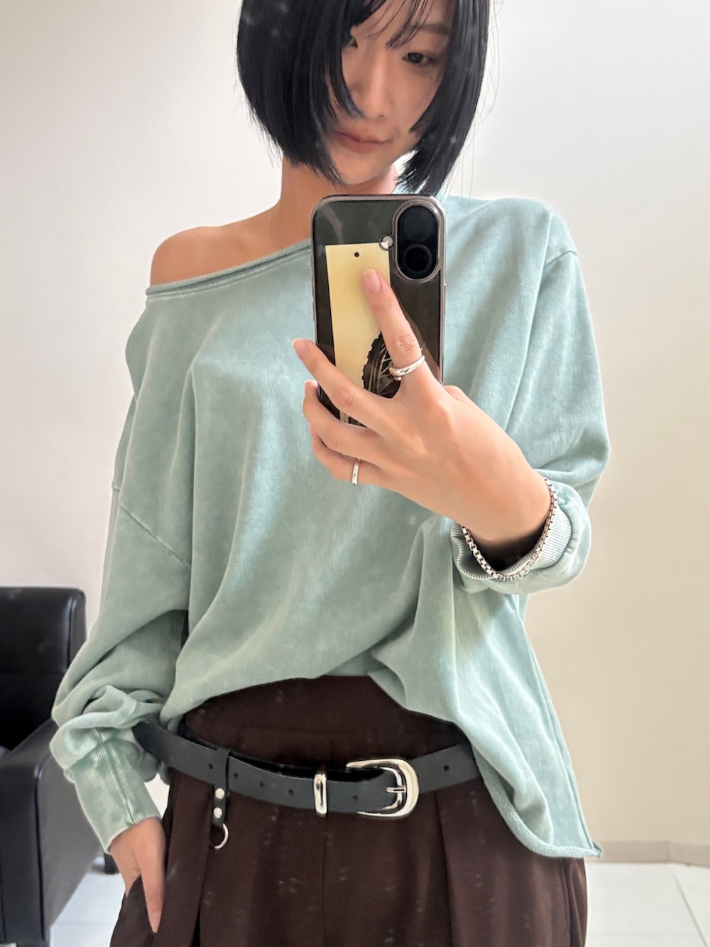 ブラウン系のその他パンツ、グリーン系のスウェットを着用したレディースの秋コーディネートの2枚目の写真