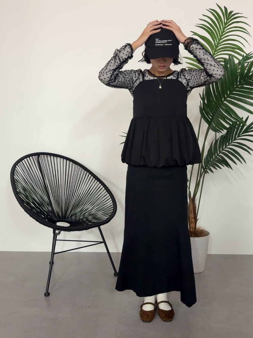 ブラック系のパンツドレスを着用したレディースの秋コーディネートの3枚目の写真