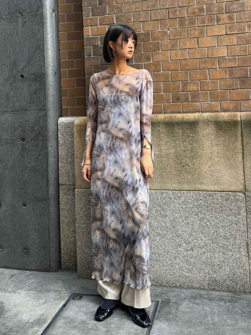 ホワイト系のその他パンツ、ベージュ系のワンピースを着用したレディースの夏コーディネートの2枚目の写真