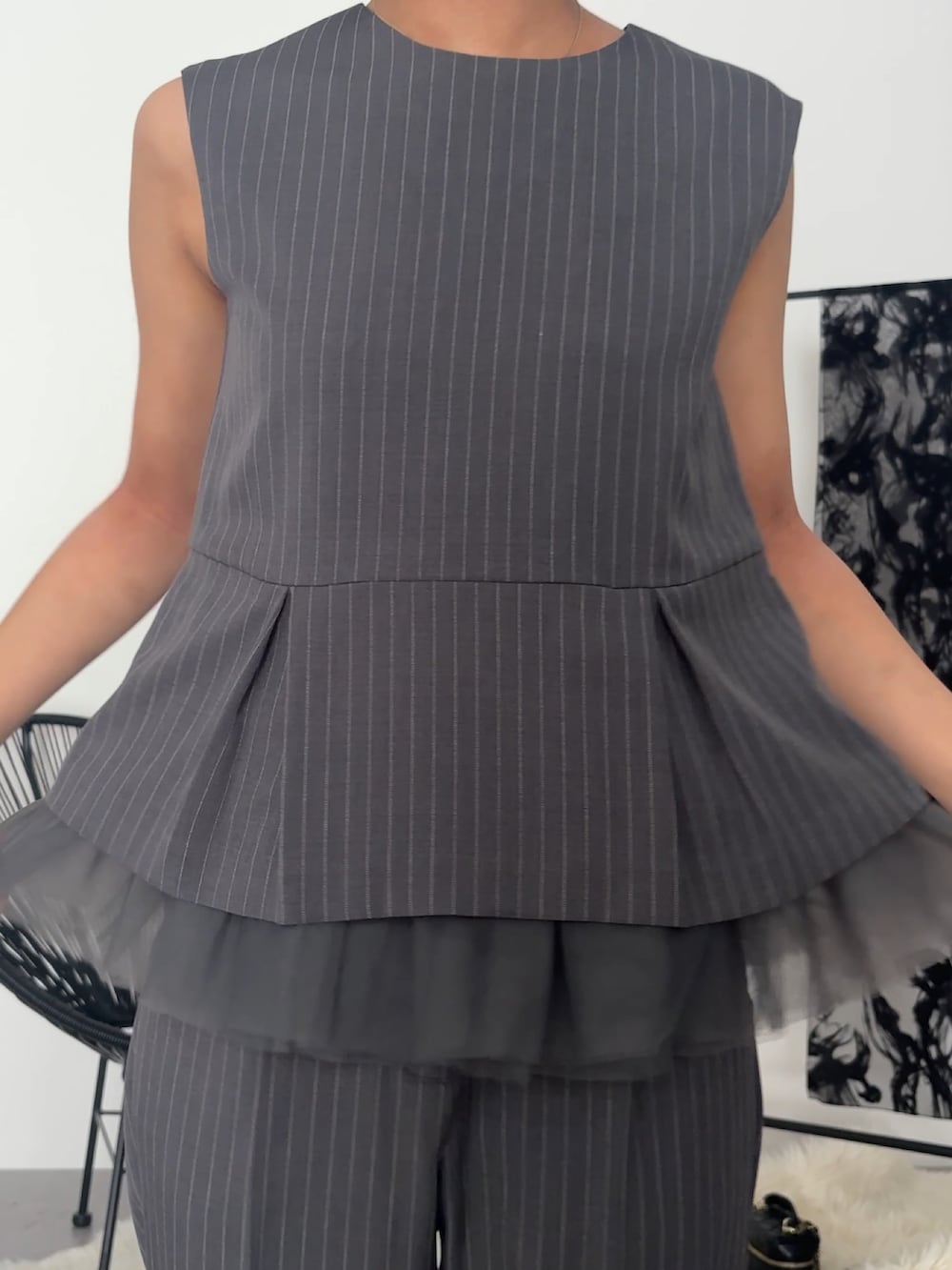 グレー系のパンツドレスを着用したレディースの秋コーディネートの2枚目の写真