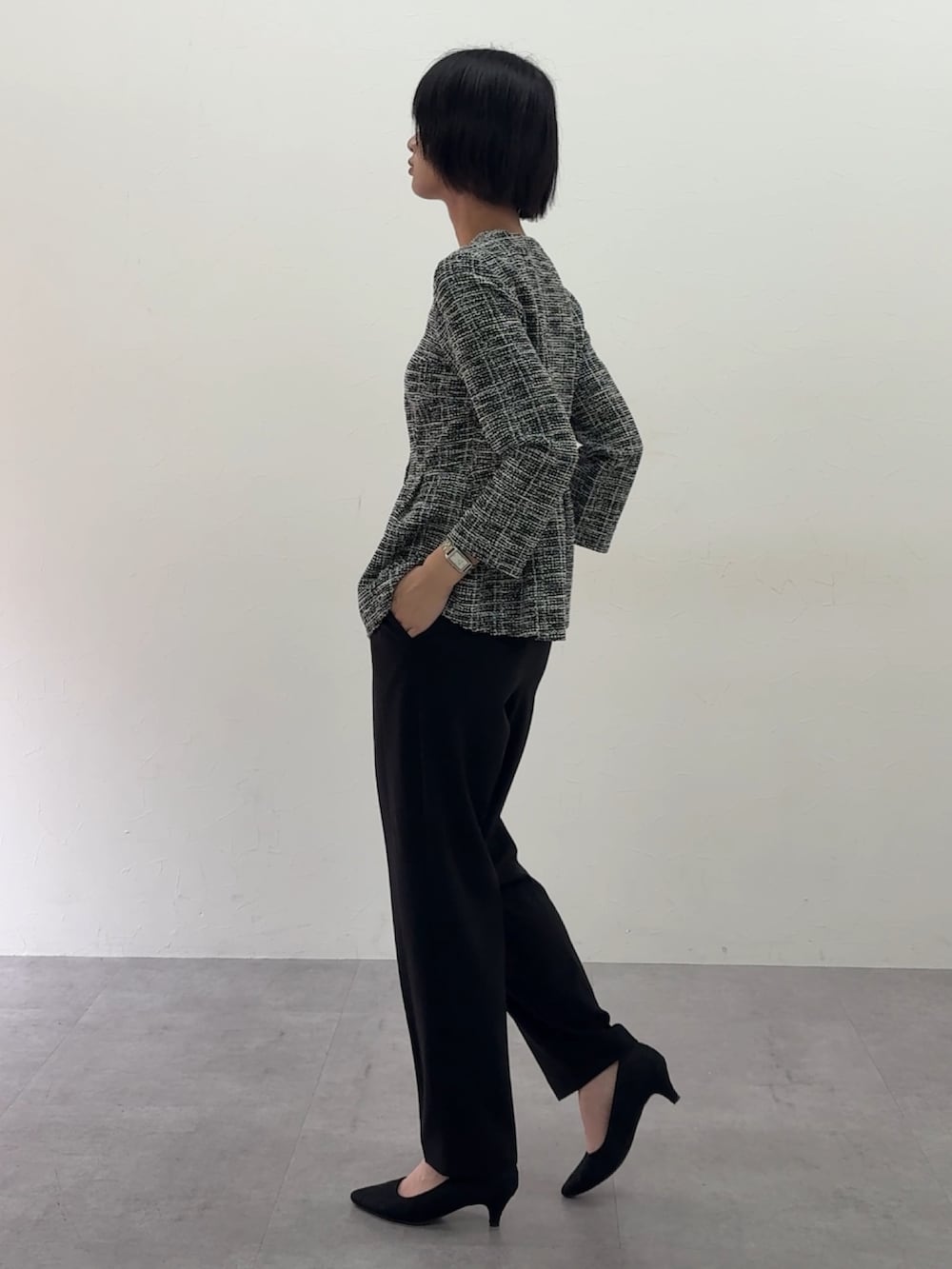 ホワイト系のスーツセットを着用したレディースの冬コーディネートの5枚目の写真