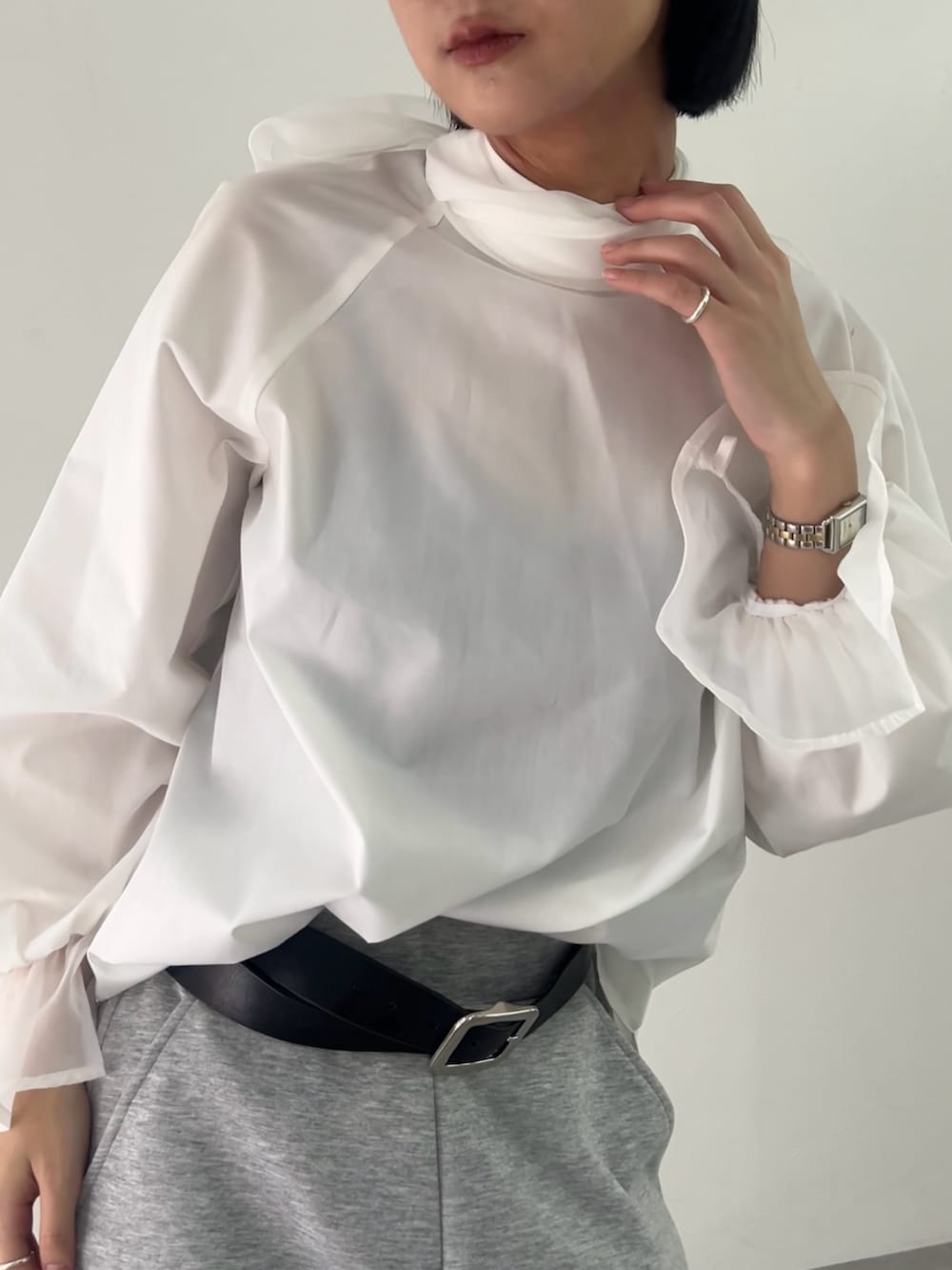 ホワイト系のシャツ/ブラウス、グレー系のその他パンツを着用したレディースの春コーディネートの2枚目の写真