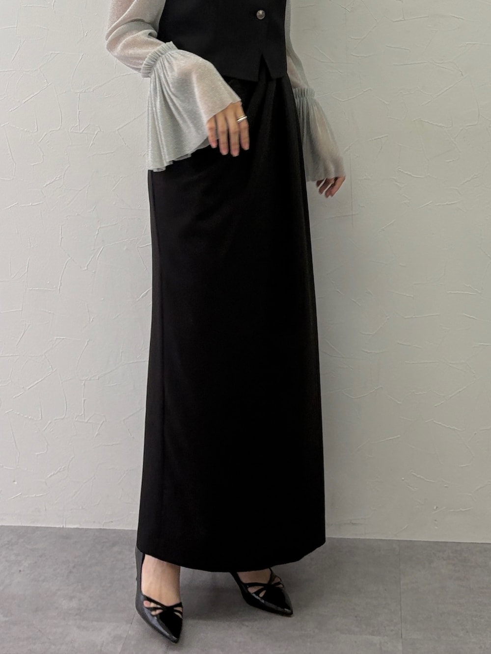 ブラック系のドレスを着用したレディースの秋コーディネートの5枚目の写真