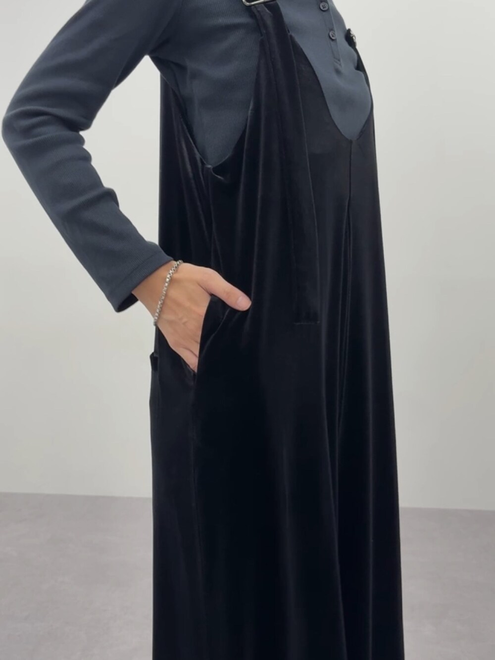 ブラック系のオールインワン・サロペットを着用したレディースの秋コーディネートの5枚目の写真