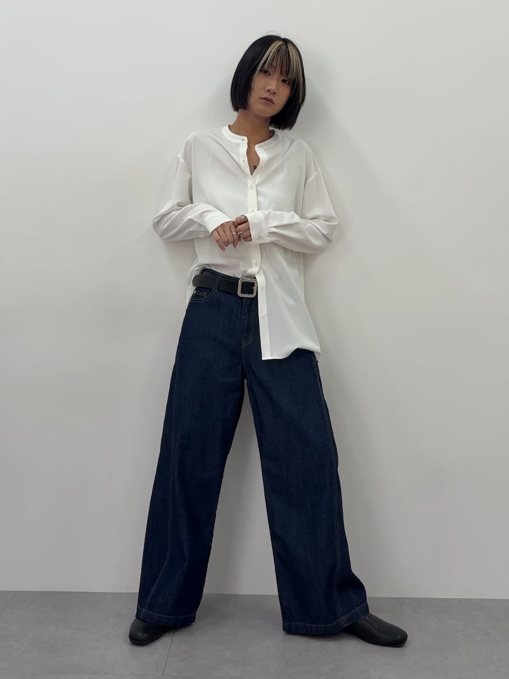 ホワイト系のシャツ/ブラウス、ブルー系のデニムパンツを着用したレディースの春コーディネートの4枚目の写真