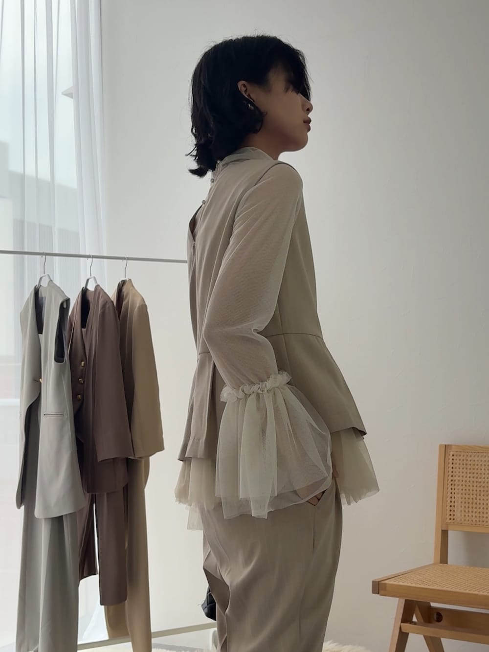 ベージュ系のパンツドレス、ホワイト系のシャツ/ブラウスを着用したレディースの冬コーディネートの6枚目の写真