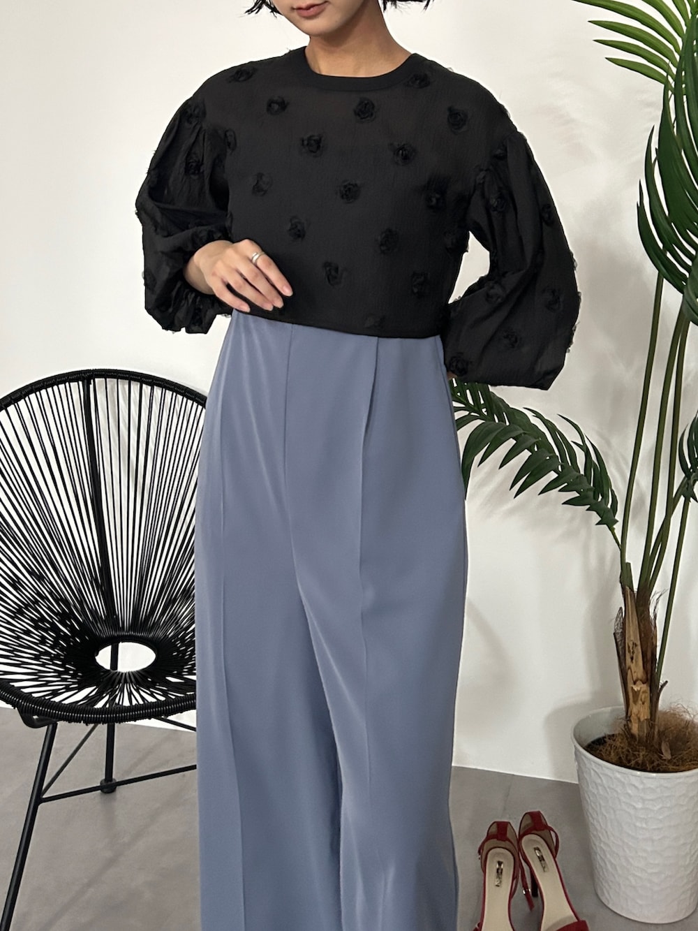 ブラック系のパンツドレスを着用したレディースの秋コーディネートの3枚目の写真