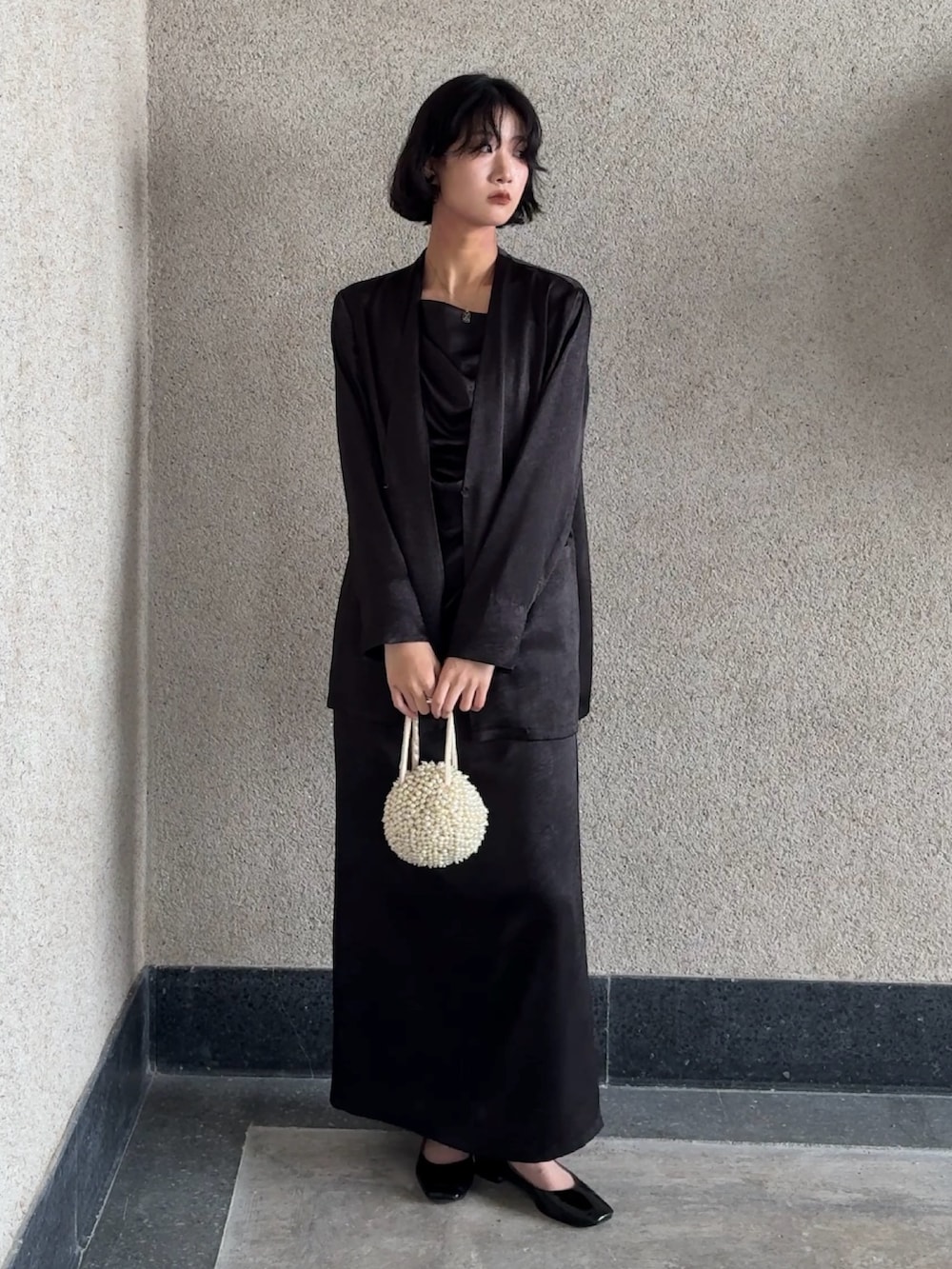 ブラック系のドレスを着用したレディースの秋コーディネートの2枚目の写真