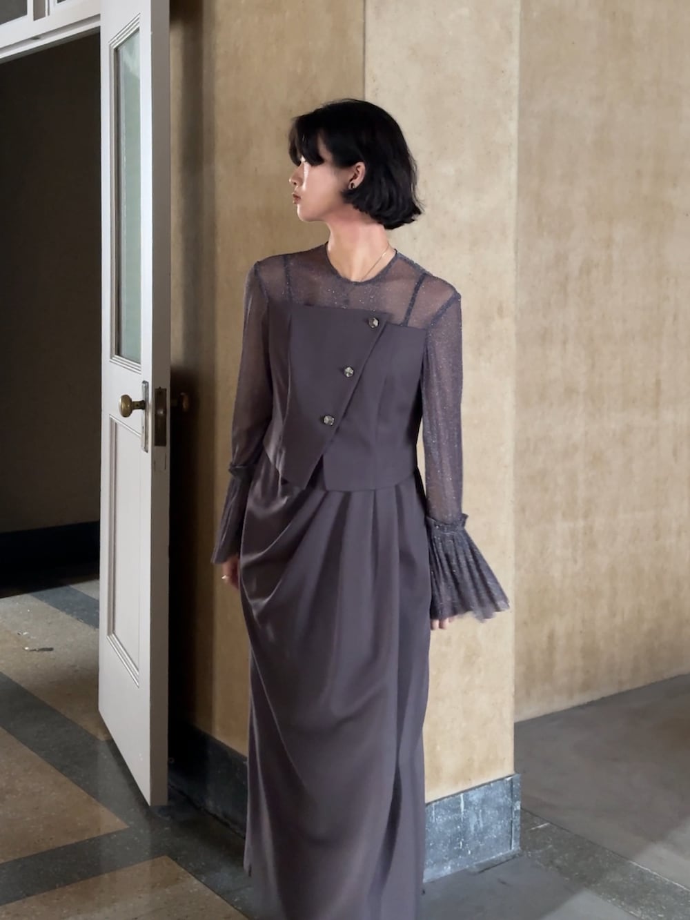 パープル系のドレスを着用したレディースの秋コーディネートの5枚目の写真