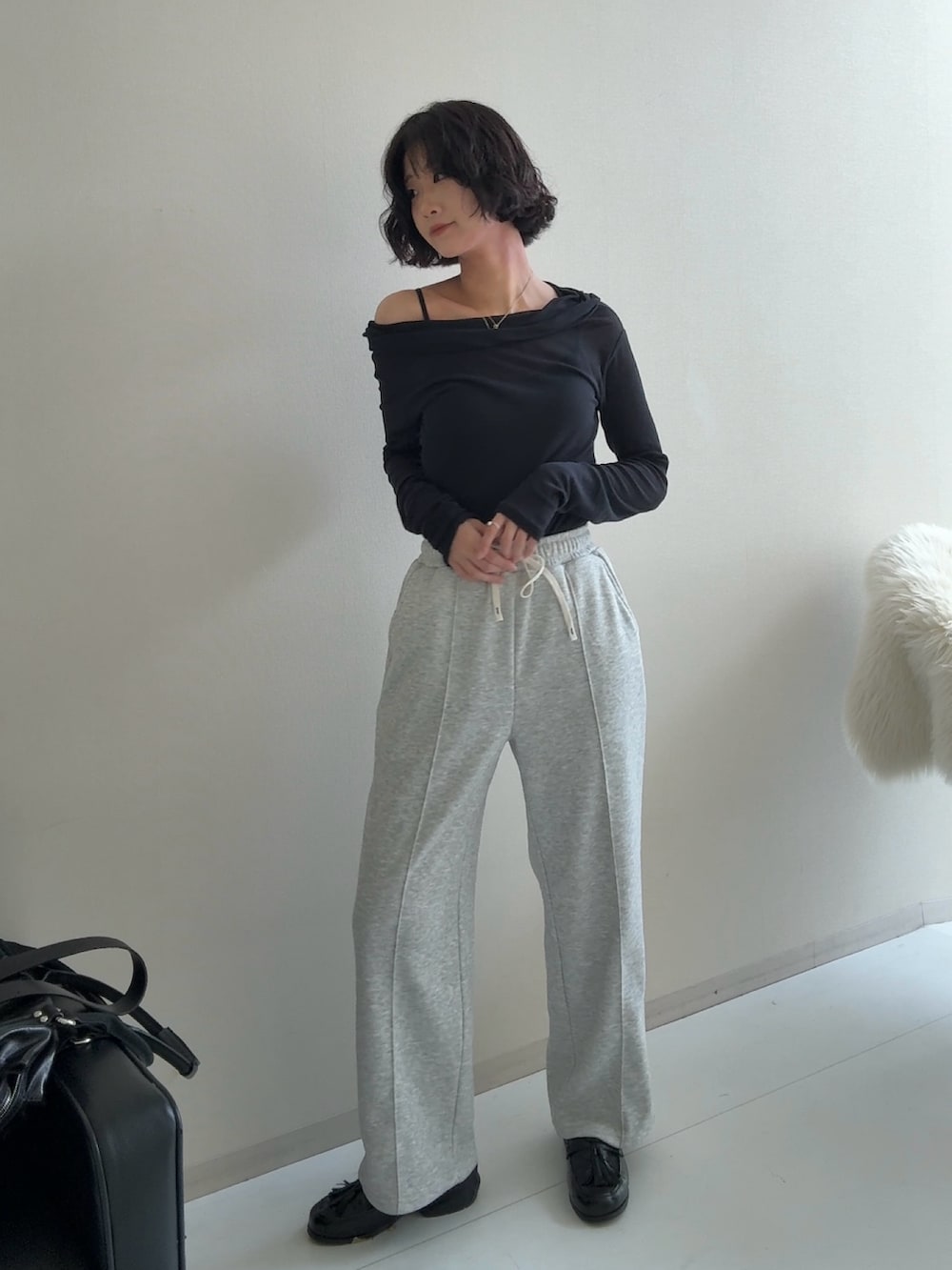 グレー系のジャケット/アウター、ブラック系のスニーカー、グレー系のスウェットパンツを着用したレディースの秋コーディネートの8枚目の写真