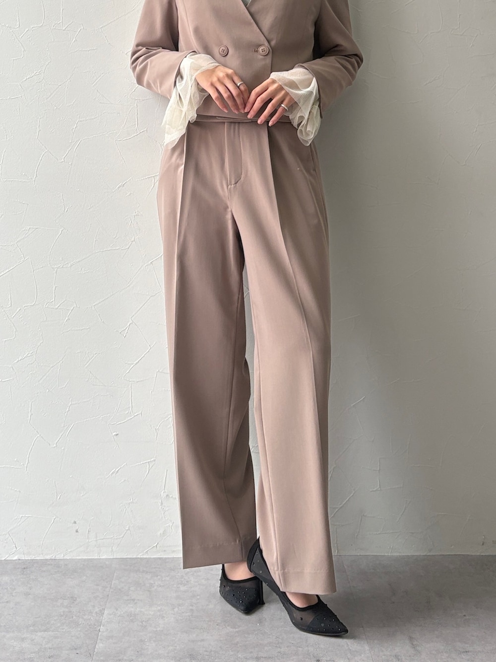 ホワイト系のシャツ/ブラウス、ブラウン系のスーツセットを着用したレディースの春コーディネートの3枚目の写真