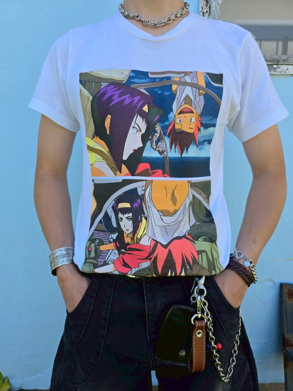 ホワイト系のTシャツ/カットソー、ブラック系のデニムパンツ、ブラック系のブーツを着用したメンズの夏コーディネートの2枚目の写真