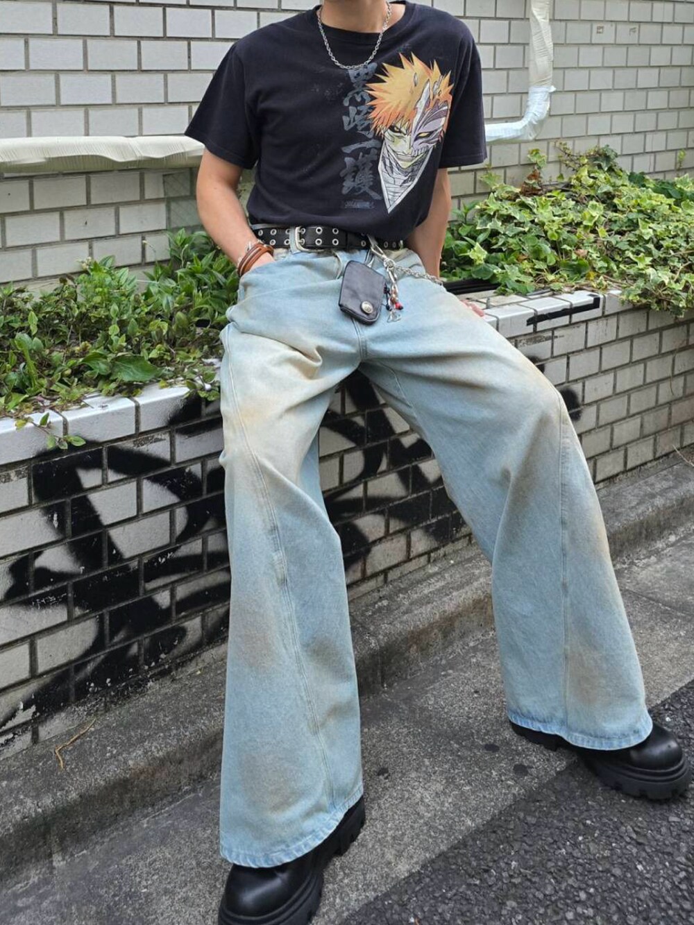 ブラック系のTシャツ/カットソー、ブルー系のデニムパンツ、ブラック系のブーツを着用したメンズの夏コーディネートの2枚目の写真