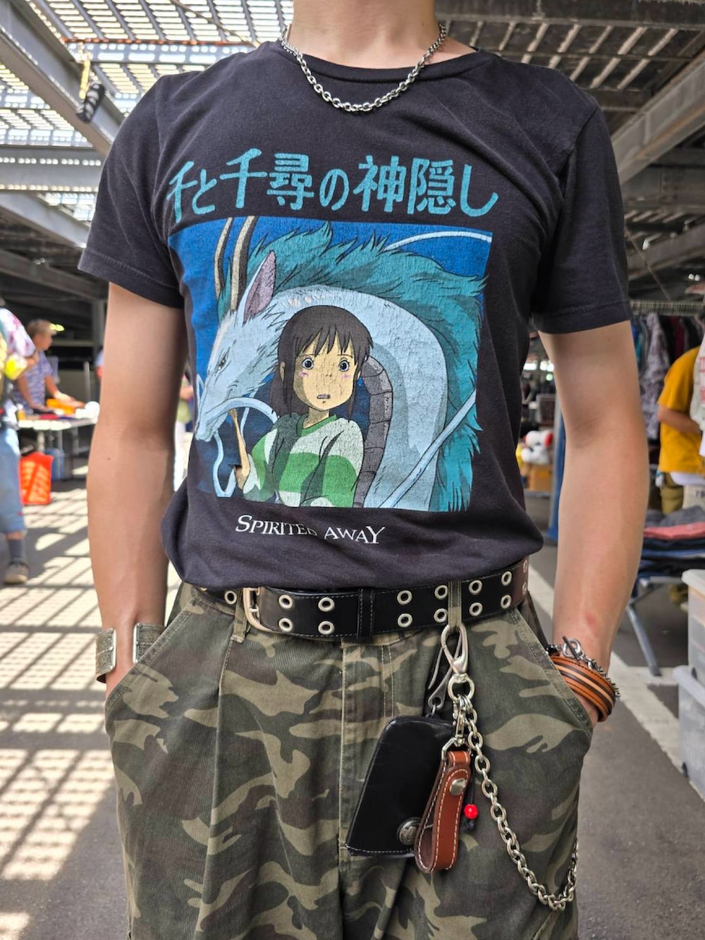 ブラック系のTシャツ/カットソー、その他のカーゴパンツ、ブラック系のブーツを着用したメンズの夏コーディネートの2枚目の写真