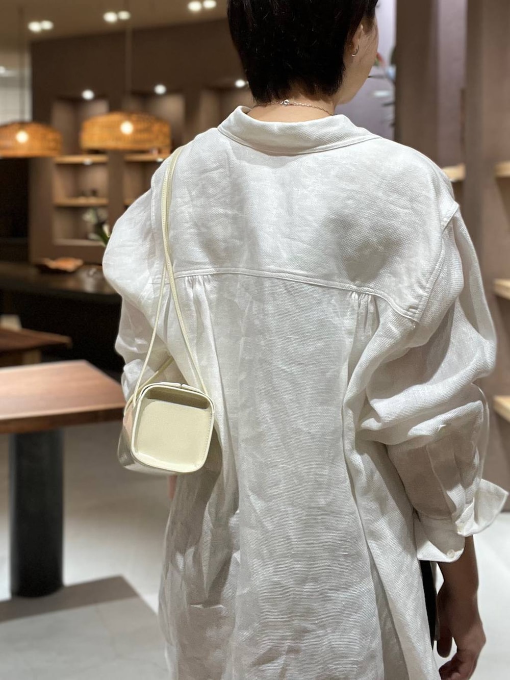 ホワイト系のシャツ/ブラウス、ホワイト系のタンクトップ、ブルー系のスカートを着用したレディースの春コーディネートの6枚目の写真