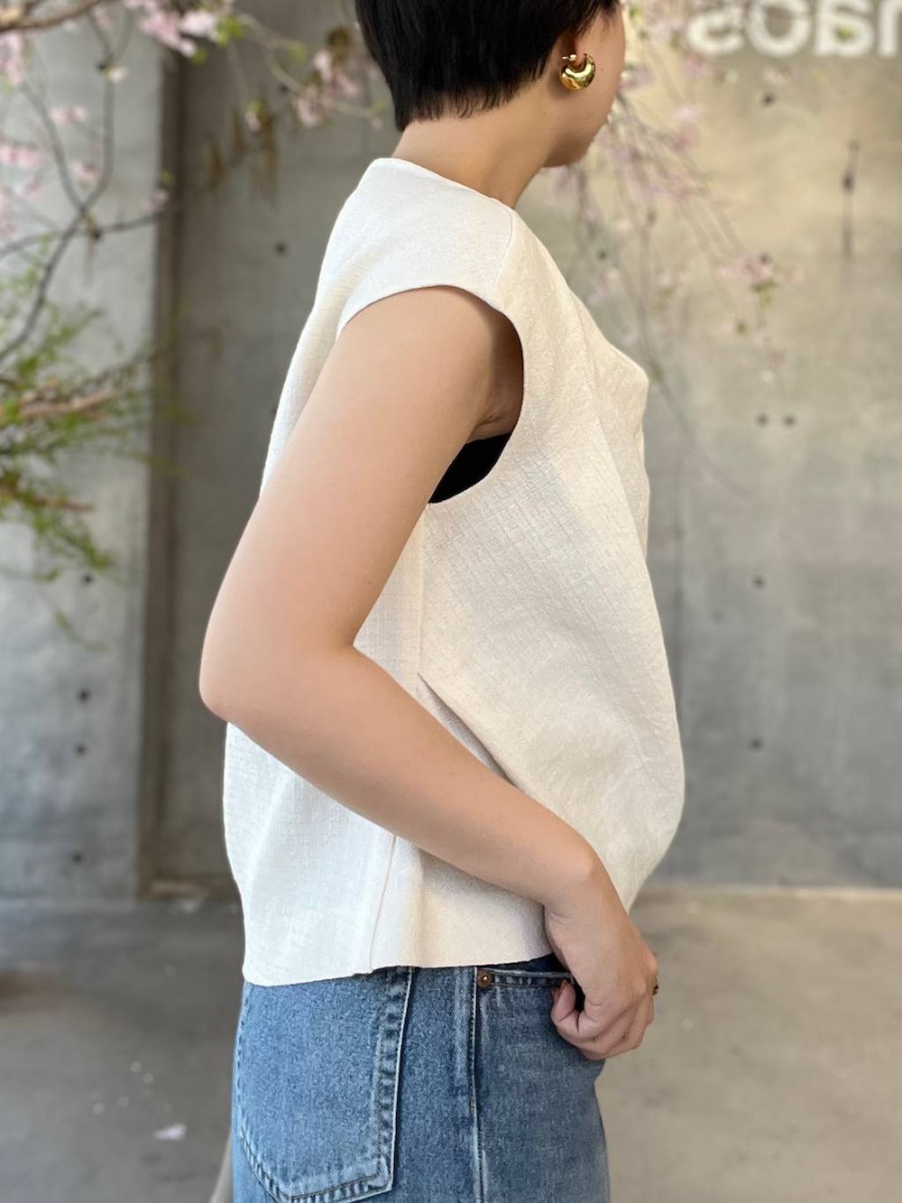 ブルー系のデニムパンツ、ホワイト系のシャツ/ブラウス、ベージュ系のナイロンジャケットを着用したレディースの春コーディネートの7枚目の写真