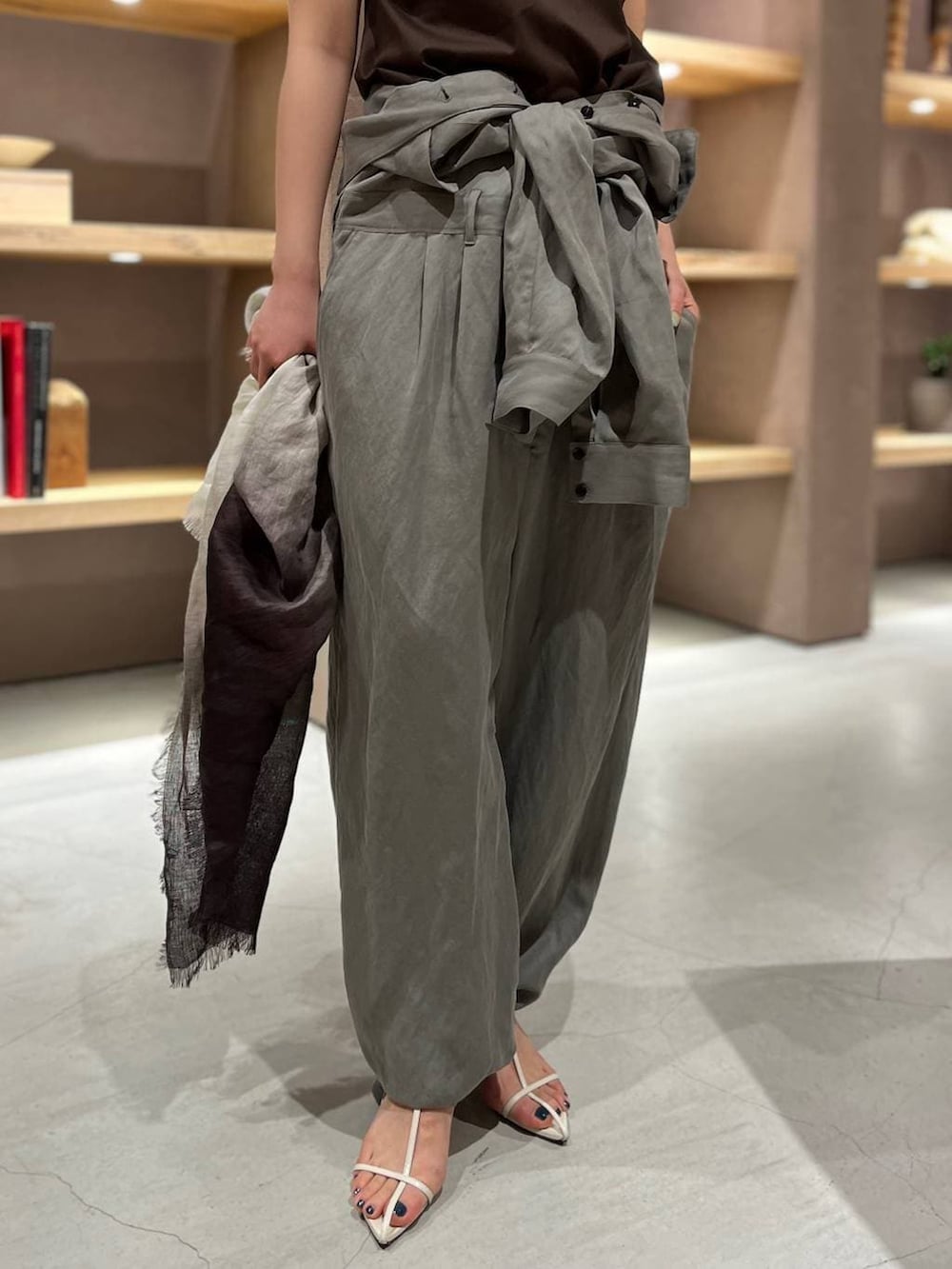 ブラウン系のTシャツ/カットソー、グリーン系のつなぎ/オールインワン、その他のストール/ショールを着用したレディースの春コーディネートの7枚目の写真