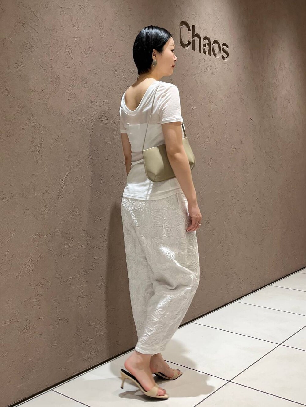 ホワイト系のチューブトップ、ホワイト系のTシャツ/カットソーを着用したレディースの春コーディネートの3枚目の写真