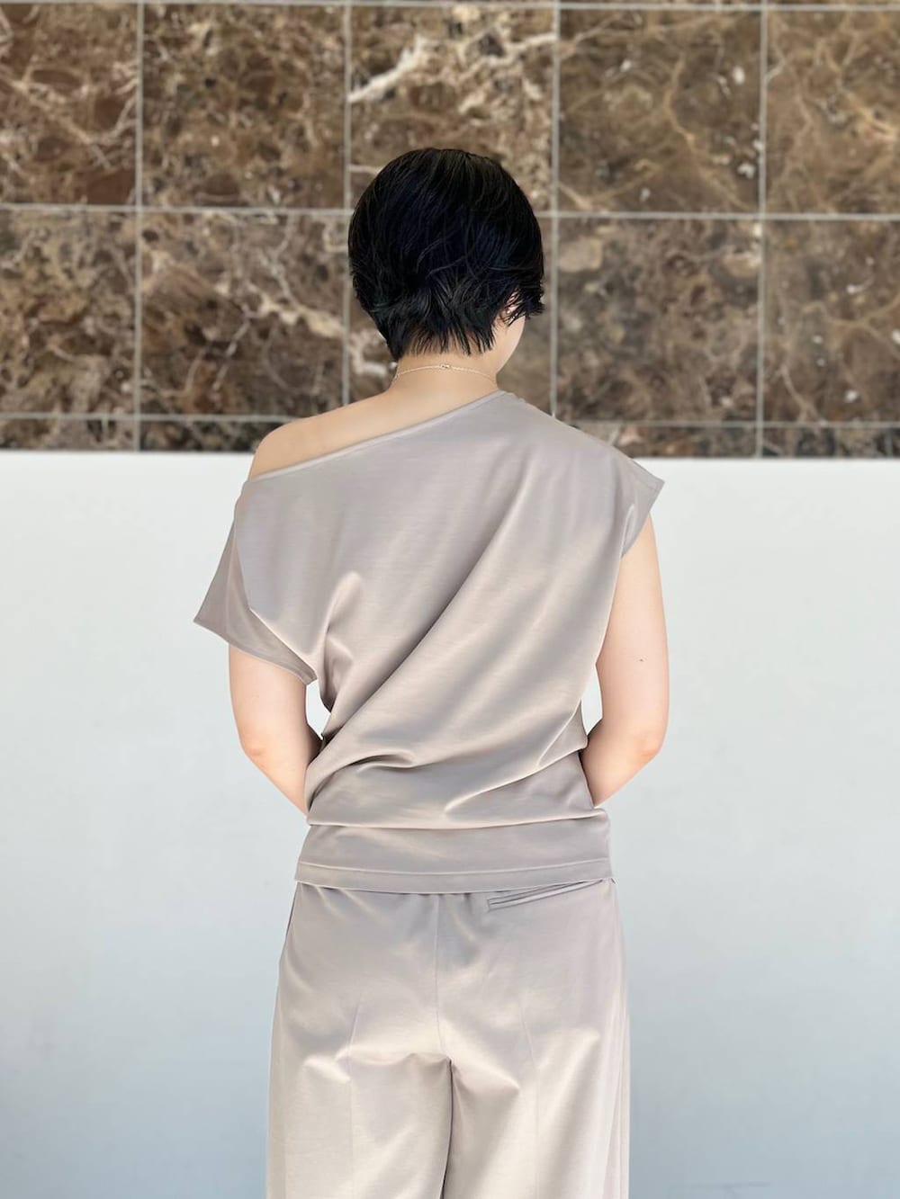 ブルー系のトレンチコート、ベージュ系のその他パンツ、ベージュ系のTシャツ/カットソーを着用したレディースの夏コーディネートの7枚目の写真