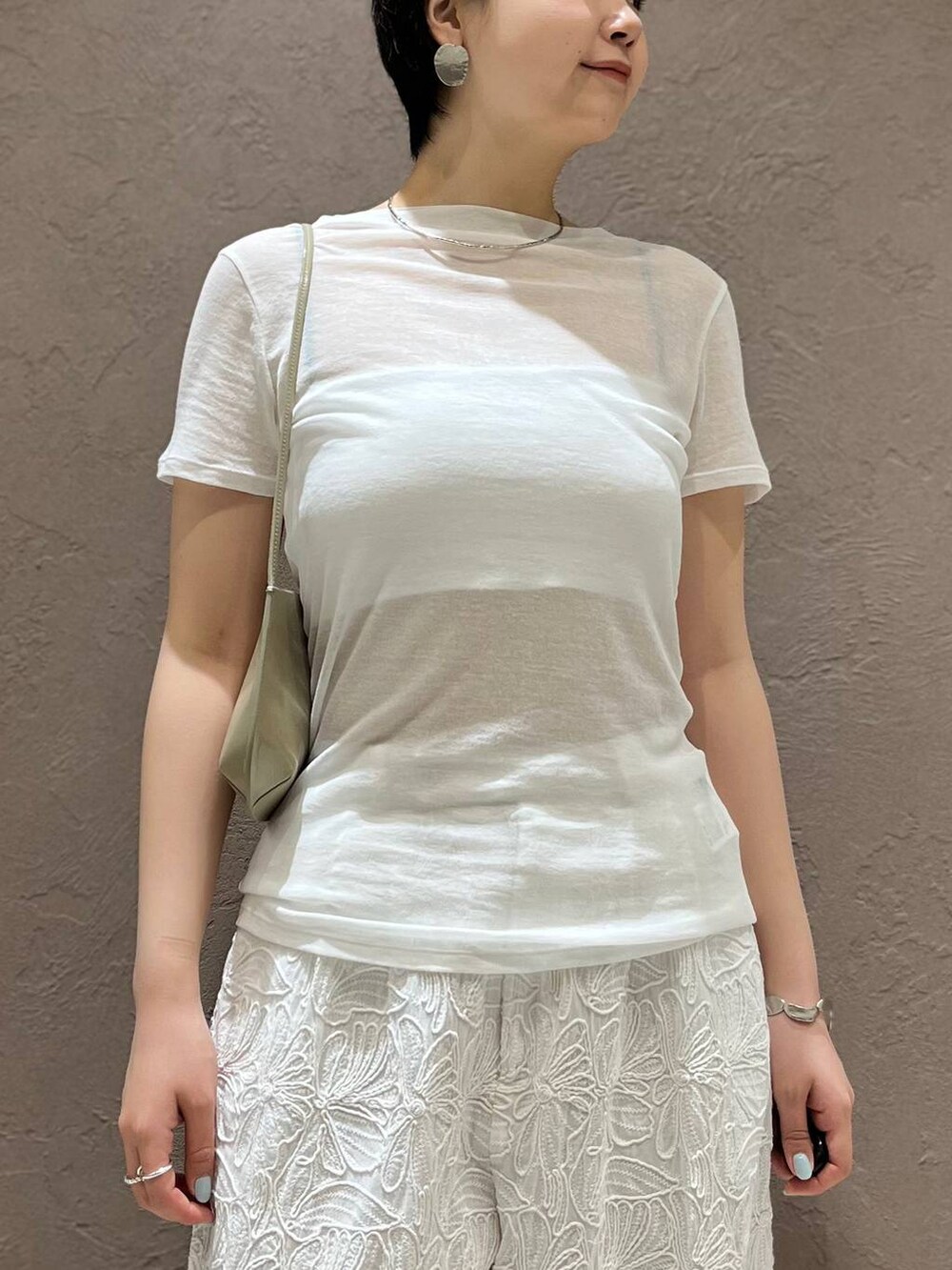 ホワイト系のチューブトップ、ホワイト系のTシャツ/カットソーを着用したレディースの春コーディネートの5枚目の写真