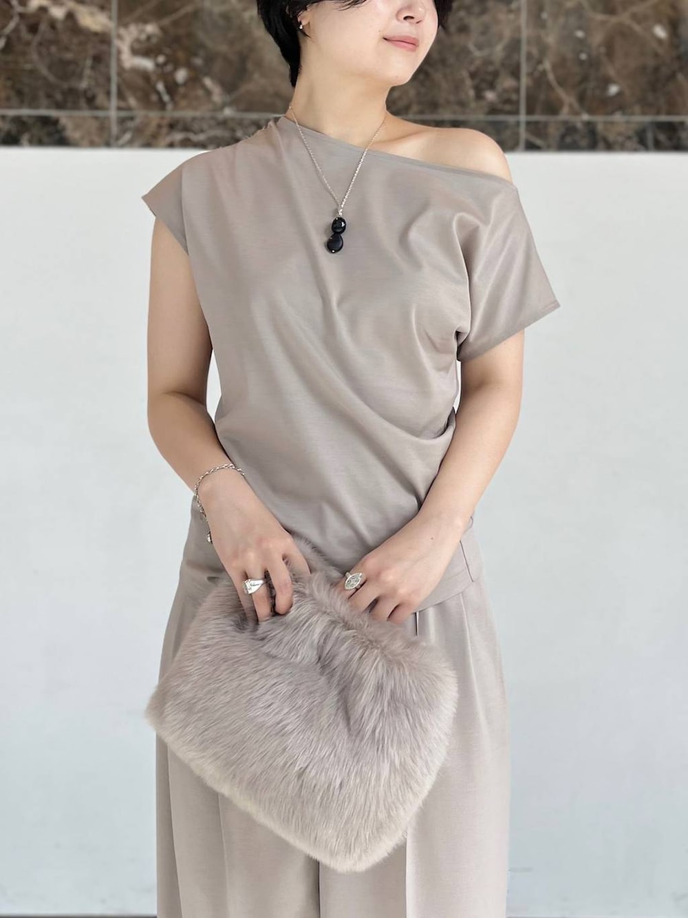 ブルー系のトレンチコート、ベージュ系のその他パンツ、ベージュ系のTシャツ/カットソーを着用したレディースの夏コーディネートの6枚目の写真