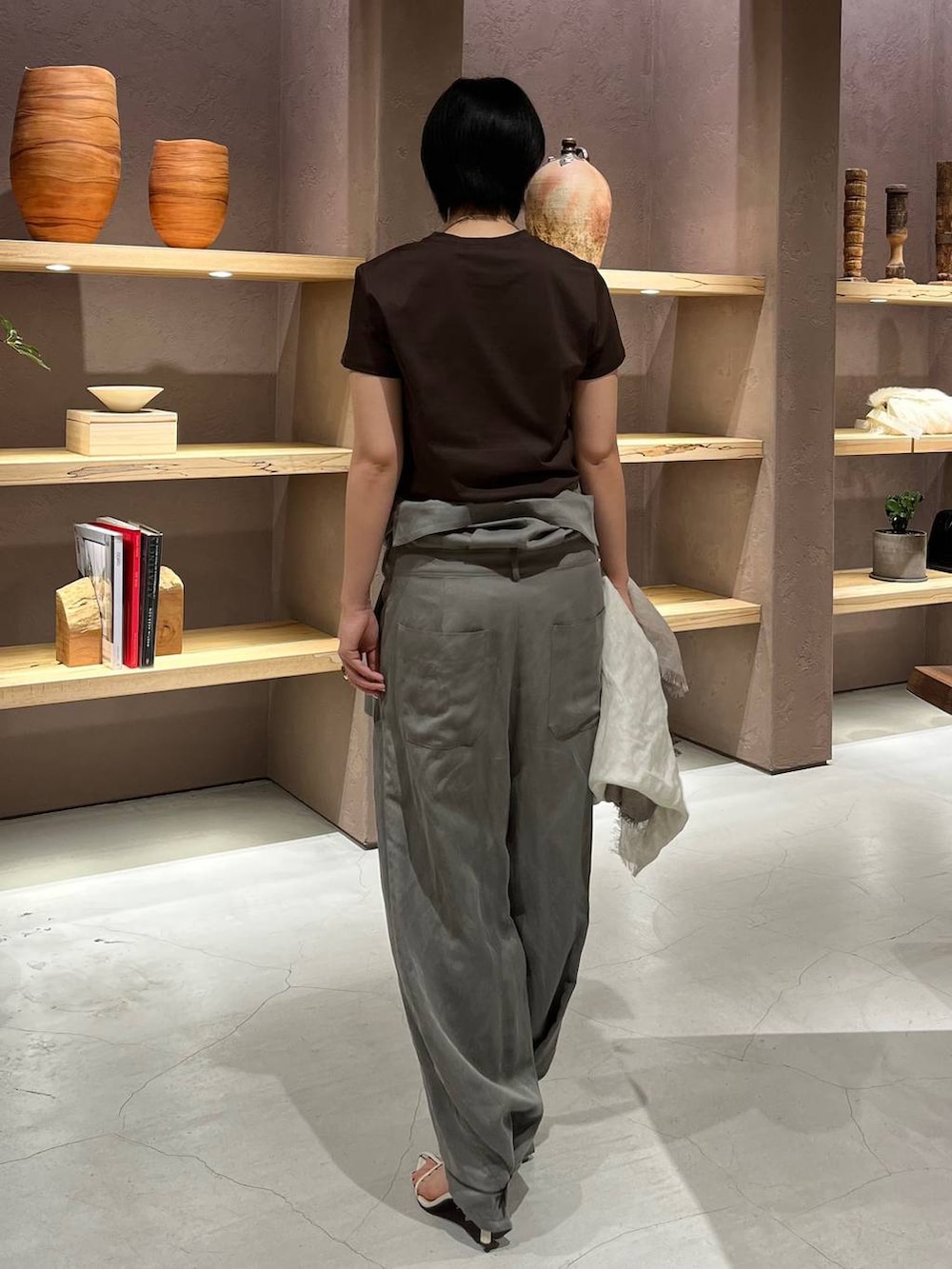 ブラウン系のTシャツ/カットソー、グリーン系のつなぎ/オールインワン、その他のストール/ショールを着用したレディースの春コーディネートの3枚目の写真